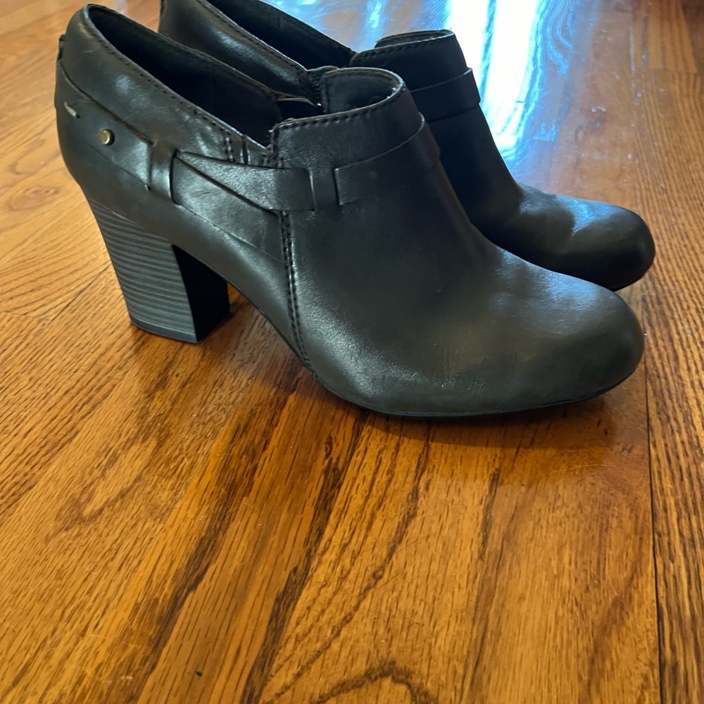Dark green Clarks heels - Picture 3 of 5